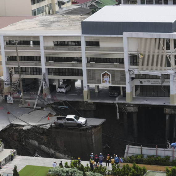 Nestvarno: Nasred grada se pojavila rupa duboka 50 metara – "progutala" automobile i bandere FOTO/VIDEO