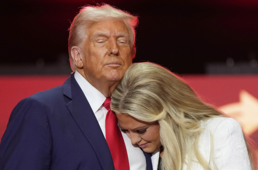 Zagrljaj Trampa sa Kirkovom udovicom otkrio mnogo dublju vezu? FOTO/VIDEO