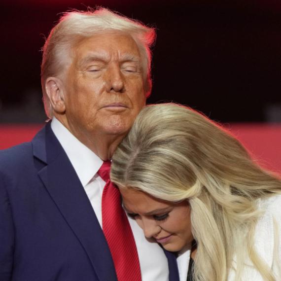 Zagrljaj Trampa sa Kirkovom udovicom otkrio mnogo dublju vezu? FOTO/VIDEO