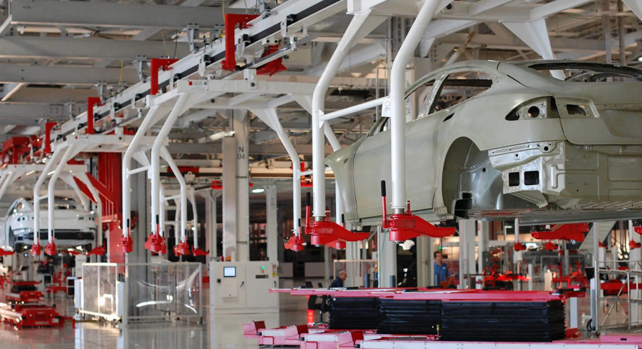 Nokautirao ga robot u fabrici, sada tuži Teslu za 51 milion dolara!