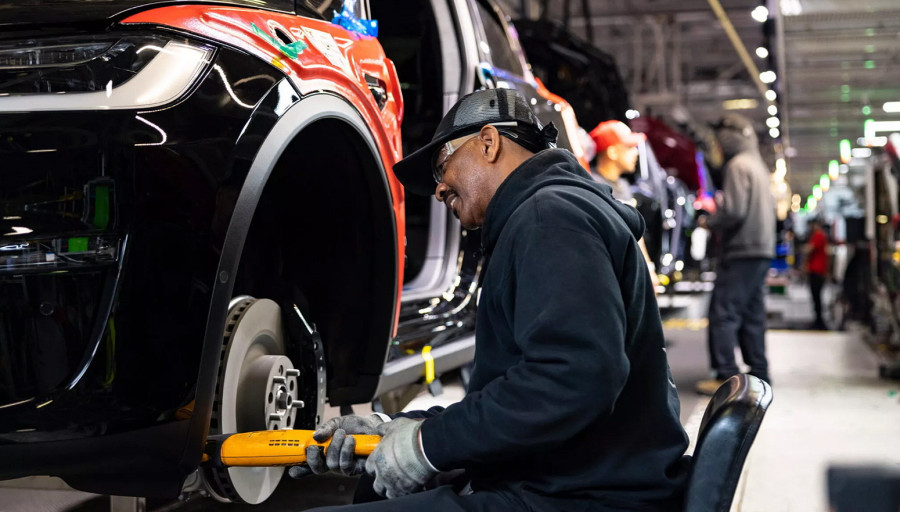 Nokautirao ga robot u fabrici, sada tuži Teslu za 51 milion dolara!