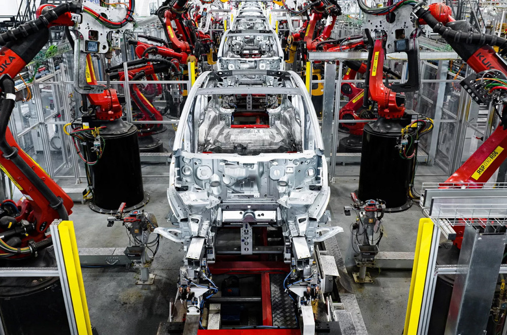 Nokautirao ga robot u fabrici, sada tuži Teslu za 51 milion dolara!