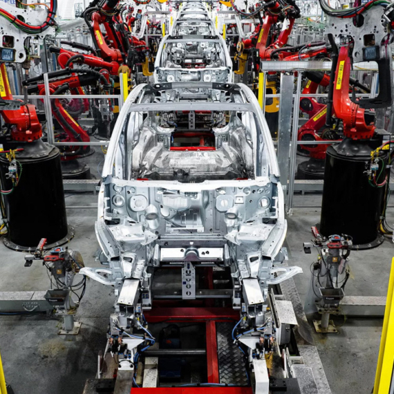 Nokautirao ga robot u fabrici, sada tuži Teslu za 51 milion dolara!