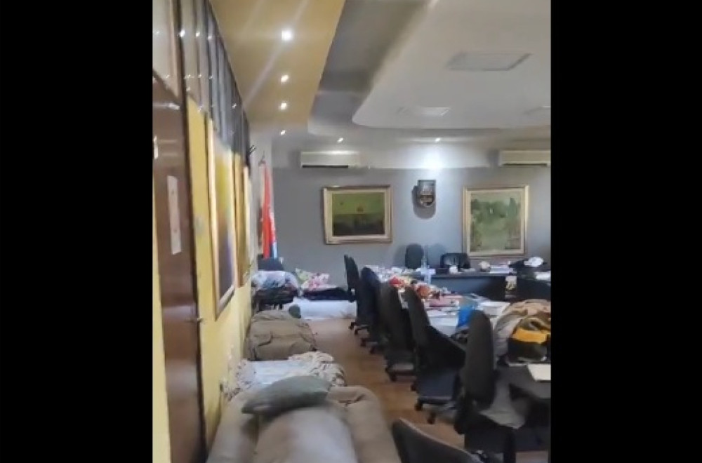 Objavljeni snimci uništavanja Rektorata u Kragujevcu; Blokaderi iza sebe ostavili užas VIDEO