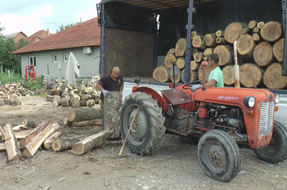 Ko na vreme nije nabavio ogrev sada slede iznenađenja: Evo koliko košta struganje, a koliko cepanje