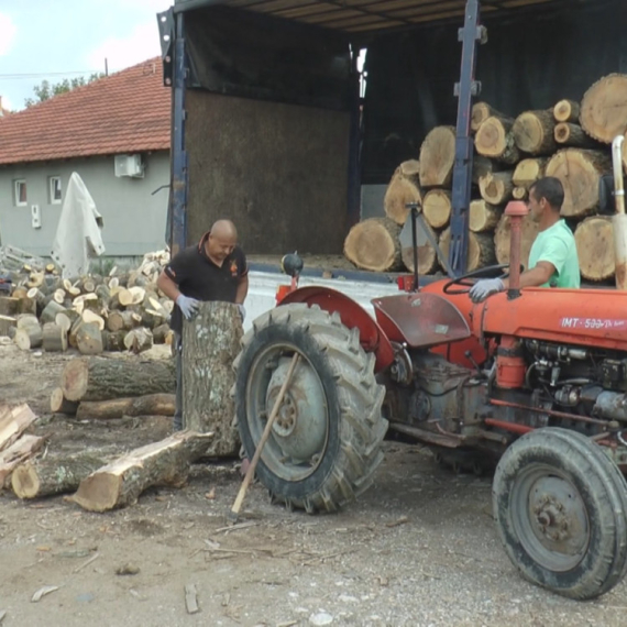 Ko na vreme nije nabavio ogrev sada slede iznenađenja: Evo koliko košta struganje, a koliko cepanje