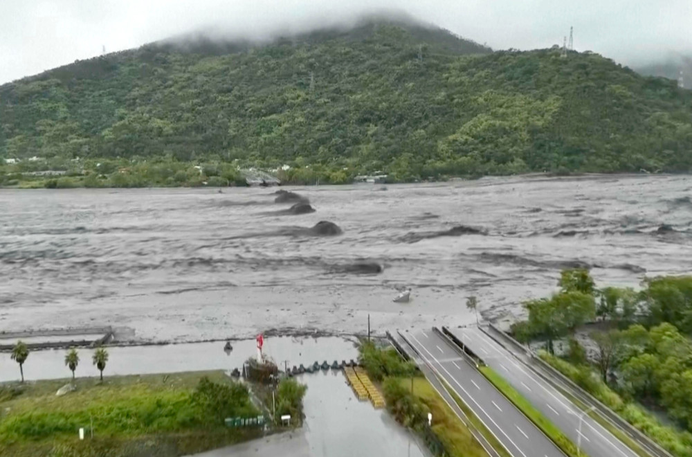 "Bilo je kao u katastrofalnom filmu"; Popustila brana, bujica odnela most, ubijeno 14 ljudi FOTO/VIDEO
