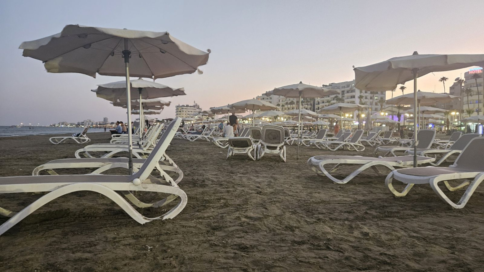 Turisti šokirani prizorom na grčkoj plaži: Peškirima čuvaju mesto tokom noći, pljušte kritike VIDEO