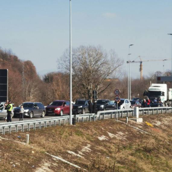 Pakao na auto-putu: Gori kamion u zaustavnoj traci; Potpuna obustava saobraćaja VIDEO