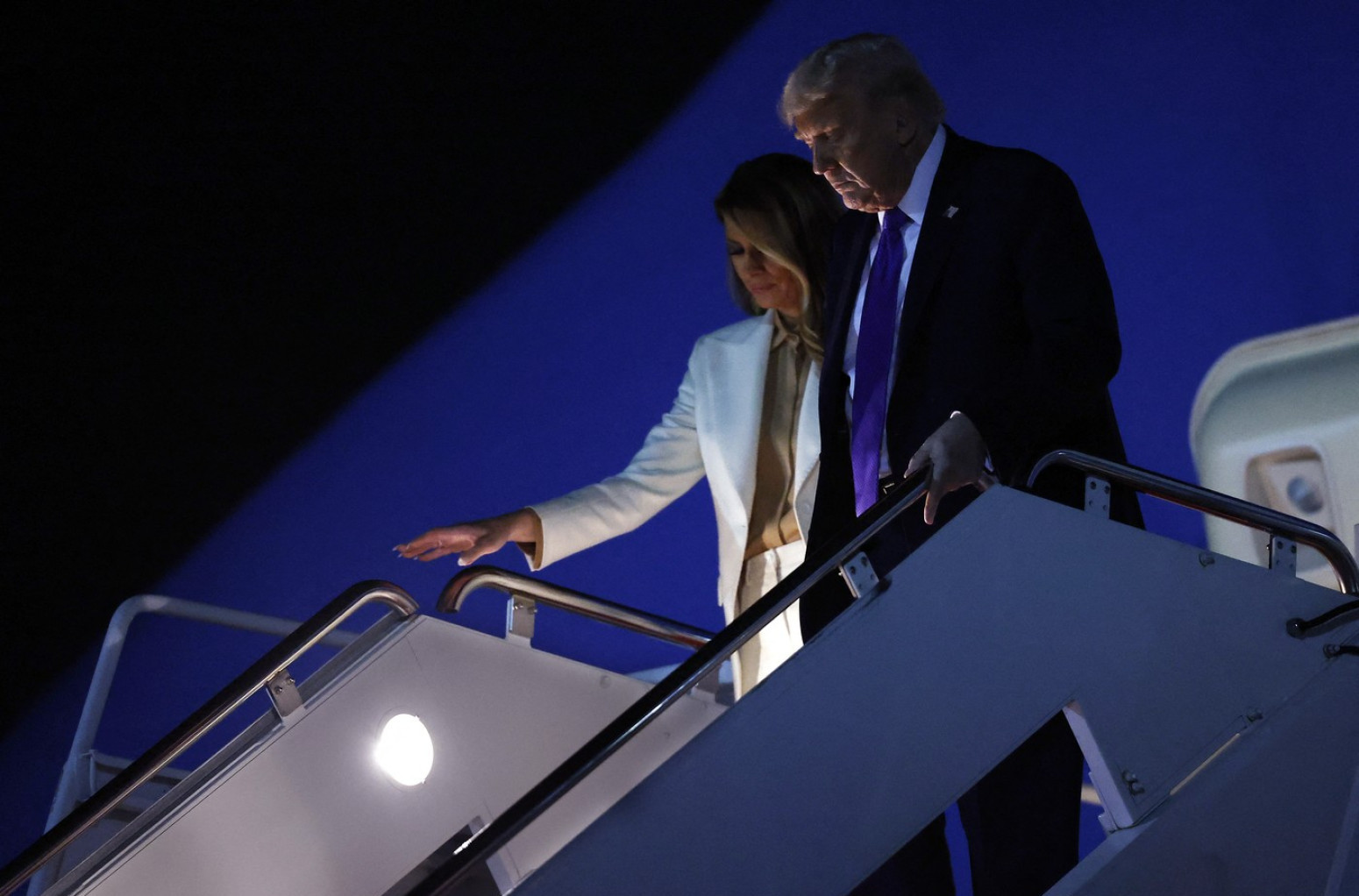 Melanija i Donald Tramp uhvaćeni u svađi: On joj preti prstom, a njena reakcija je hit VIDEO