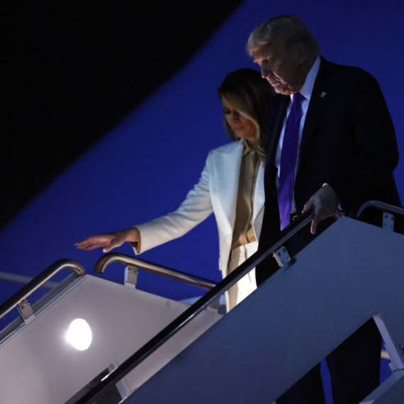 Melanija i Donald Tramp uhvaćeni u svađi: On joj preti prstom, a njena reakcija je hit VIDEO