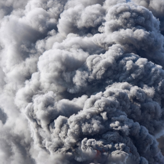 Katastrofa u Rusiji: Voz iskliznuo iz šina; Izbio veliki požar, kulja crni dim FOTO/VIDEO