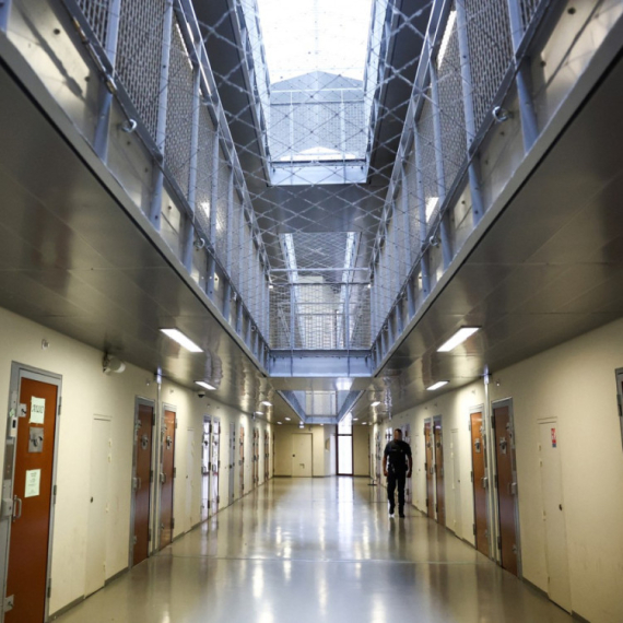 Televizor 14 evra, obrok u sobi: Ovako izgleda VIP ćelija u kojoj će Sarkozi da leži FOTO