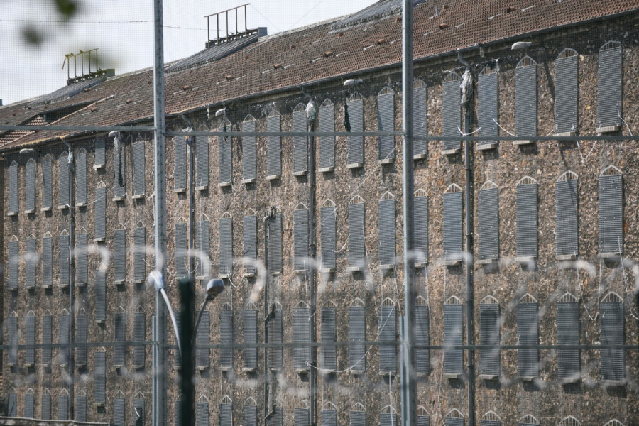 Televizor 14 evra, obrok u sobi: Ovako izgleda VIP ćelija u kojoj će Sarkozi da leži FOTO