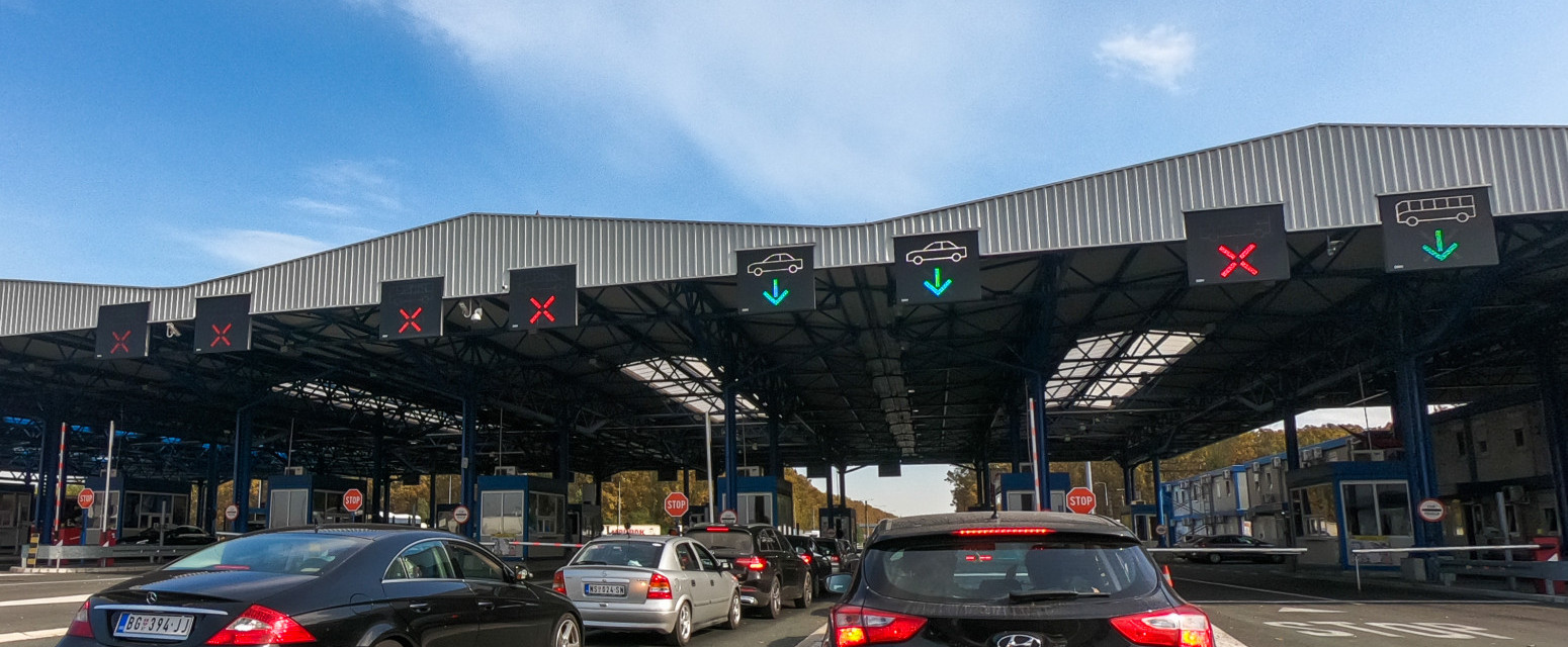 Mere na granicama zbog novog sistema, trake posebno označene: "Vozači su u panici"