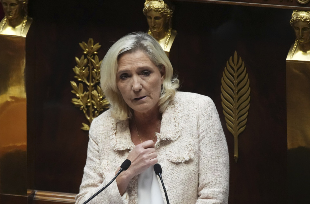 Le Pen brani Sarkozija