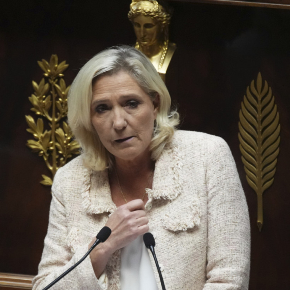 Le Pen brani Sarkozija
