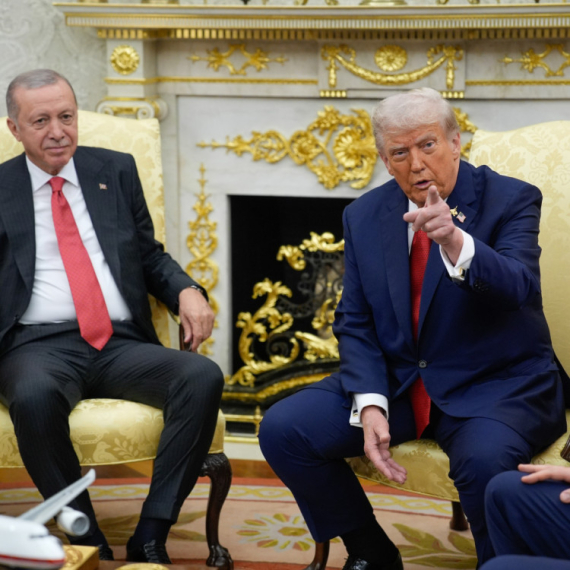 Tramp potkačio Erdogana tokom sastanka u Beloj kući VIDEO