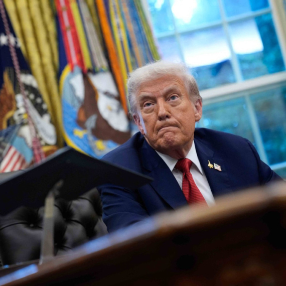 "Nadam se da se nisam zarazio kovidom!"; Tramp u panici posle incidenta sa Kenedijem VIDEO