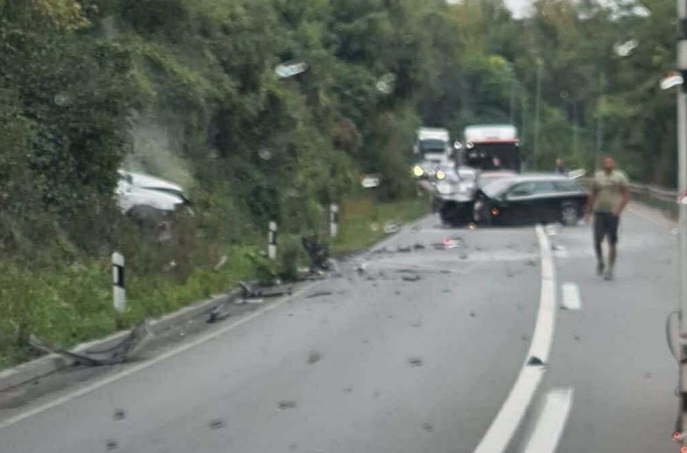 Stravična nesreća: Automobil sleteo s puta, smrskani delovi svuda po kolovozu