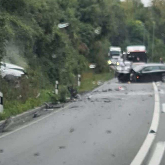 Stravična nesreća: Automobil sleteo s puta, smrskani delovi svuda po kolovozu