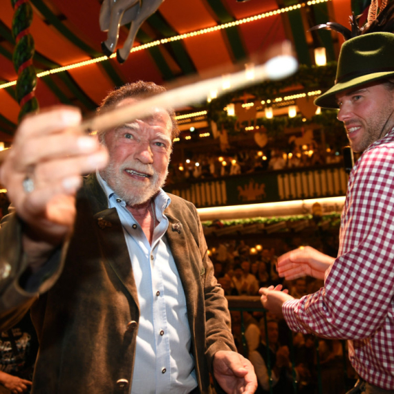 Pivo, muzika i Švarceneger: Zvezda "Terminatora" u novom poslu FOTO