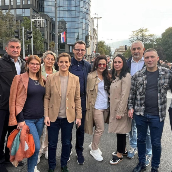 Brnabić i Petković sa građanima u šetnji; Veliki skup protiv blokada u Beogradu FOTO