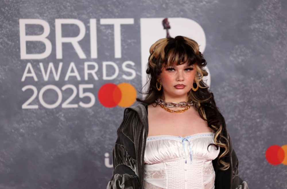 Poznata pevačica se srušila tokom nastupa: Medicinsko osoblje je odnelo sa bine