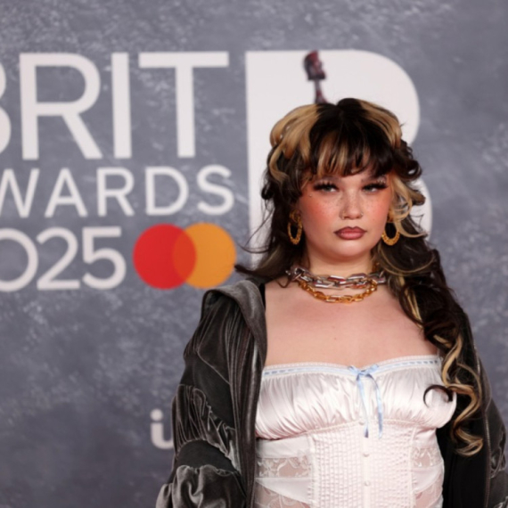 Pevačica otkazuje sve nastupe nakon što se srušila na bini: "Moram da poradim na sebi..." FOTO