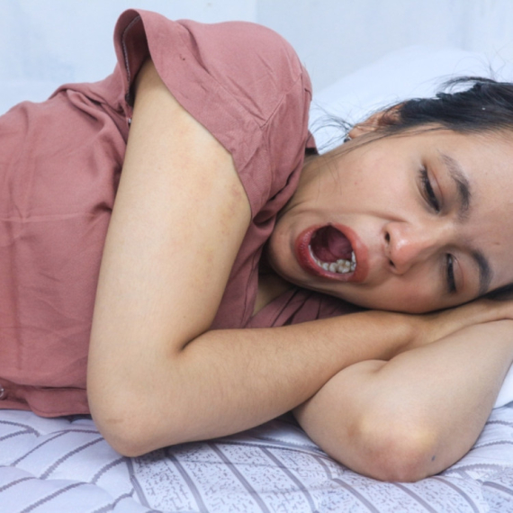 Toliko je zevala da je slomila vrat: "Neobična nesreća" užasnula mnoge FOTO