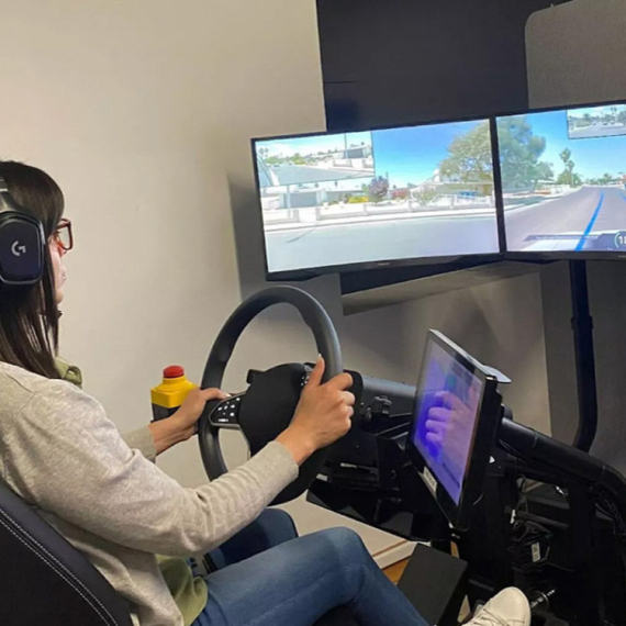 Rentakar revolucija: Iznajmljeni auto će vam dovoziti "gejmeri" – iz fotelje! VIDEO