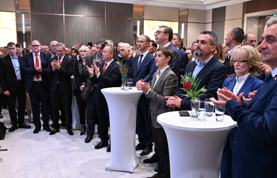 Nacionalni dan Kine; Vučić na svečanosti u ambasadi: Nastavljamo zajedno, za mir, razvoj i bolji život FOTO