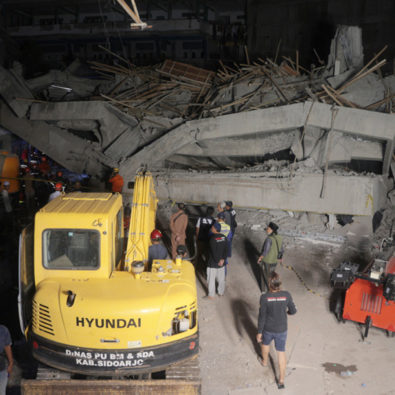 Srušio se internat u Indoneziji: Tela su ispod ruševina, u toku je potraga FOTO/VIDEO