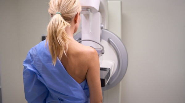 Doktori upozoravaju: Žene s ovim rizikom treba da počnu sa pregledima pre četrdesete