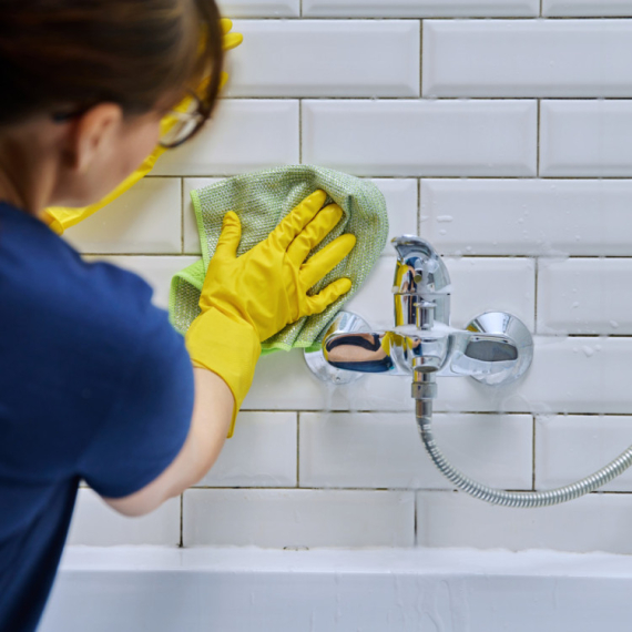 Kako zauvek ukloniti vlagu i neprijatne mirise iz kupatila?