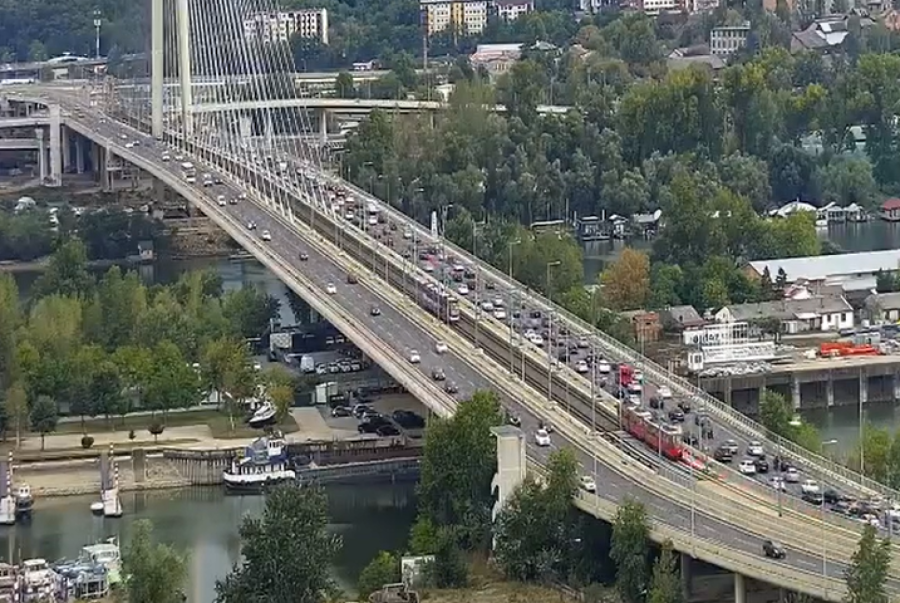 Haos u Beogradu: Vozila mile, formirane dugačke kolone; Evo gde je kritično FOTO