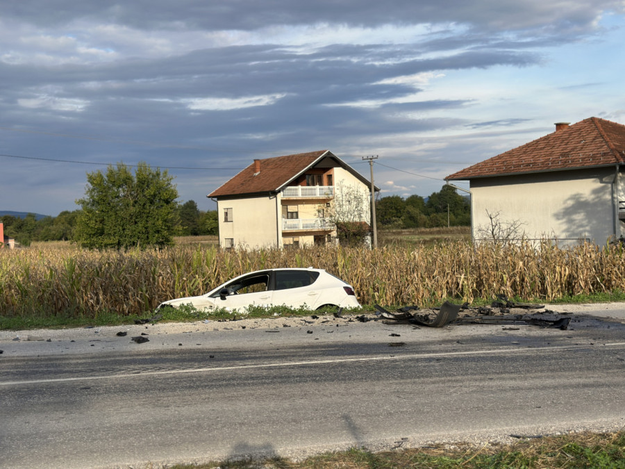 Teška saobraćajna nesreća kod Čačka: Dve osobe povređene; Hitno prebačene u bolnicu FOTO