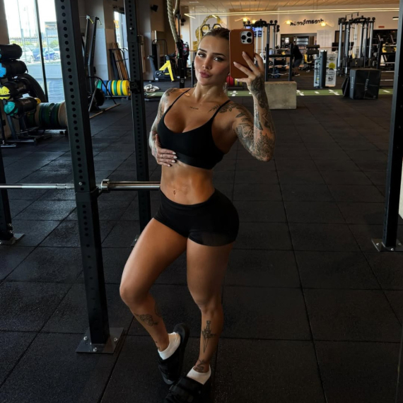 Influenserka ostavila fudbalera, pa "otela" dečka drugarici: Na njeno telo niko nije imun FOTO