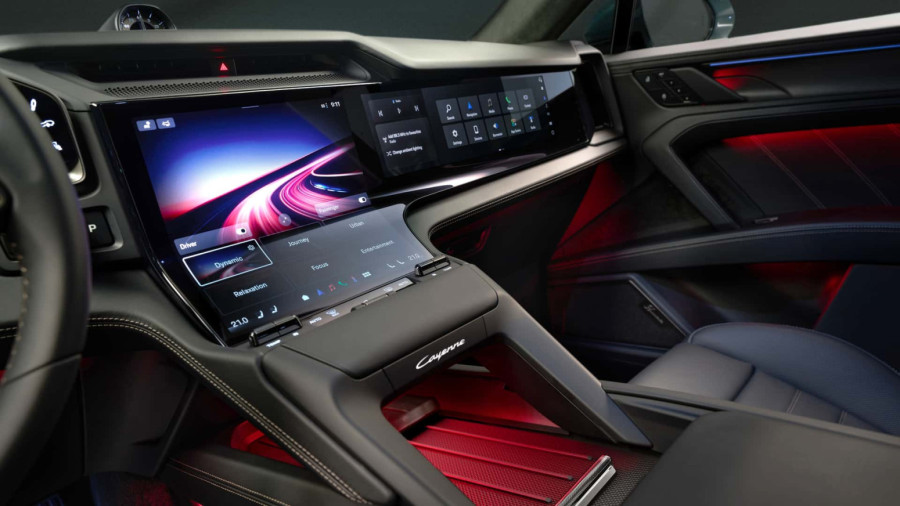 Da li je Porsche preterao sa ekranima? Ovako izgleda električni Cayenne iznutra FOTO