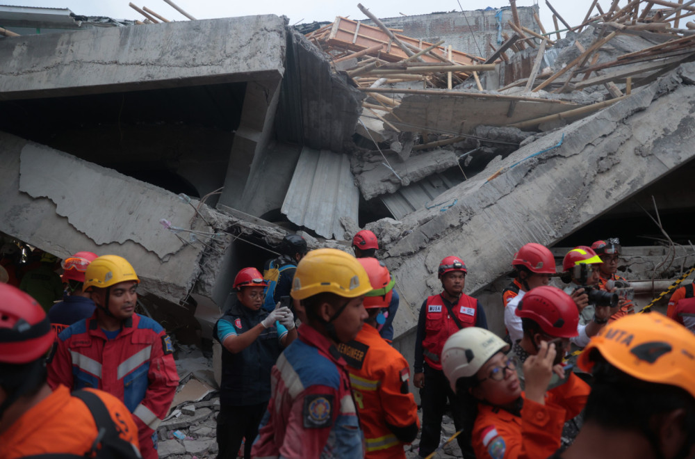 Internat u Indoneziji pao kao kula od karata: Još 91 dete zarobljeno ispod ruševina FOTO/VIDEO