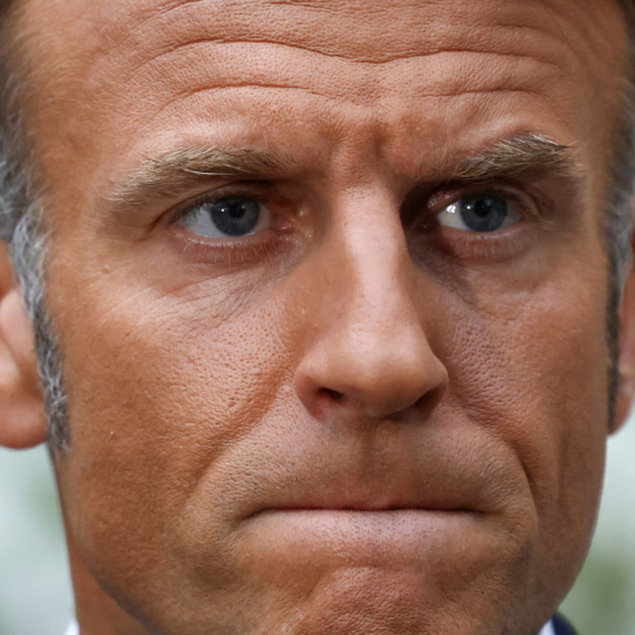 "Makron bedno odlaže neizbežno – svoj odlazak"; Sledi raspuštanje parlamenta?