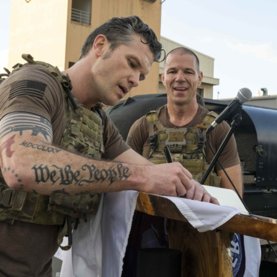 "Deus Vult" i "nevernik" na nadlaktici: Trampov ministar šokirao internet krstaškim simbolima FOTO