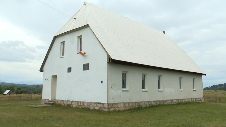 Monika je jedina učenica u školi koja je bila zatvorena 25 godina: Sada radi samo zbog nje FOTO