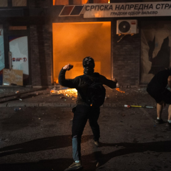 Glavni blokaderski promoter: Maskirani napadači na prostorije SNS bili su deo našeg blokaderskog pokreta