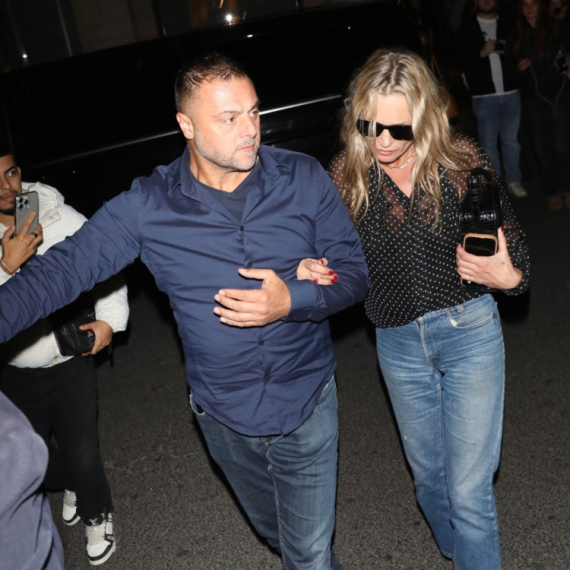 Sunovrat zvezde: Jedva stoji na nogama, pomažu joj da hoda FOTO/VIDEO