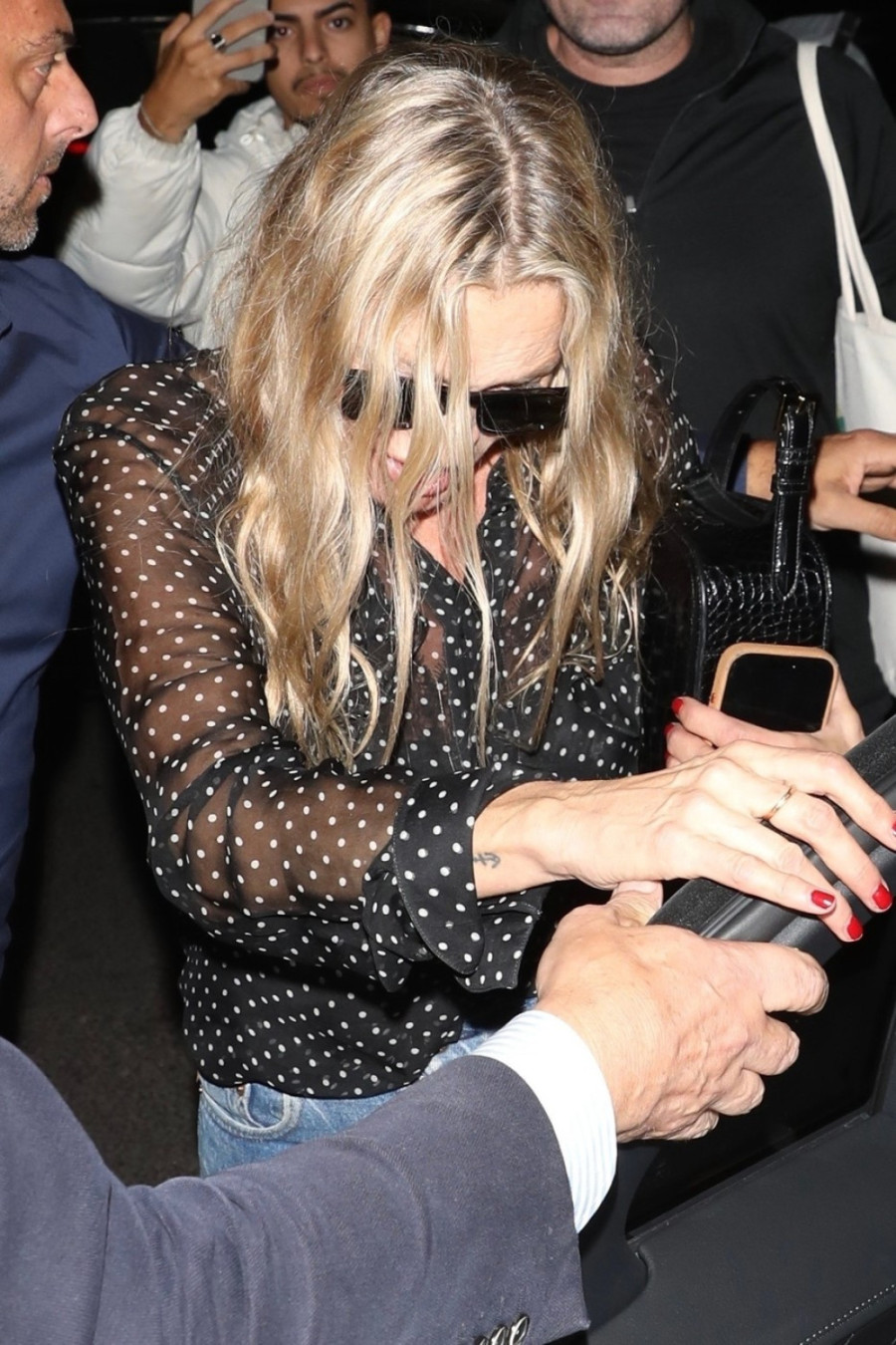 Sunovrat zvezde: Jedva stoji na nogama, pomažu joj da hoda FOTO/VIDEO