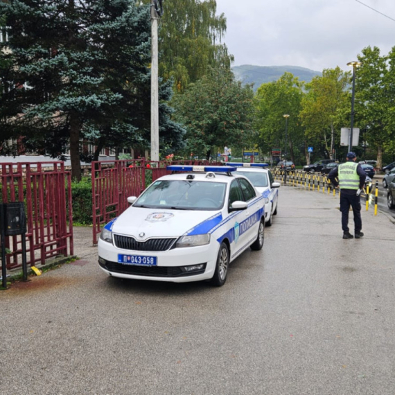 Jeziva sadržina mejlova poslatih u 7 ujutru u 807 škola: "Ljudi su pacovi, bomba će eksplodirati"