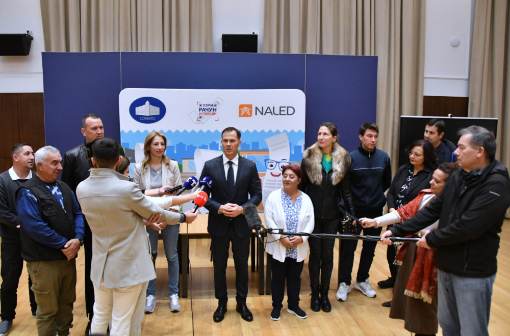 Mali uručio ključeve stana i automobila dobitnicima igre "Uzmi račun i pobedi" FOTO