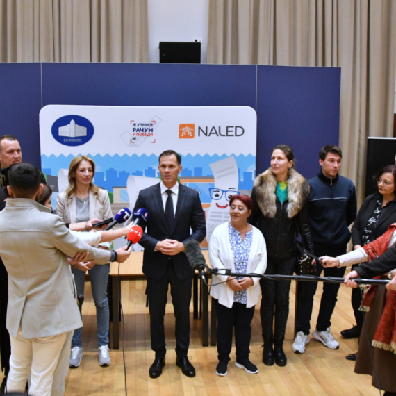 Mali uručio ključeve stana i automobila dobitnicima igre "Uzmi račun i pobedi" FOTO