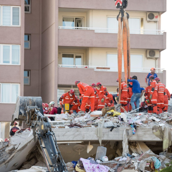 Jak zemljotres: Zgrade se tresu, ljudi istrčavaju na ulice FOTO/VIDEO